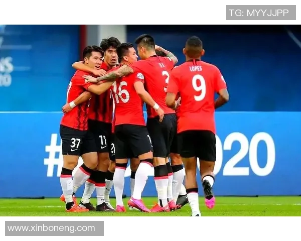 中超联赛焦点对决上港队迎战劲敌全力争胜展现球队实力